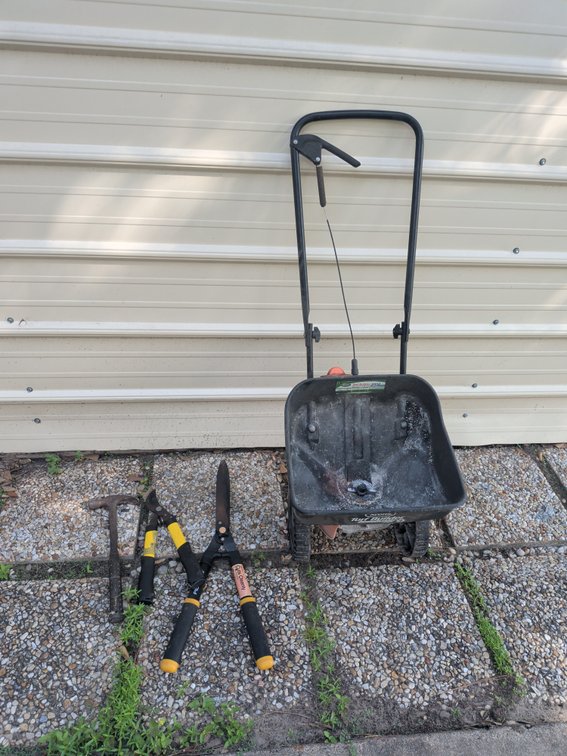 Scotts Turf Builder Spreader And Garden Tools