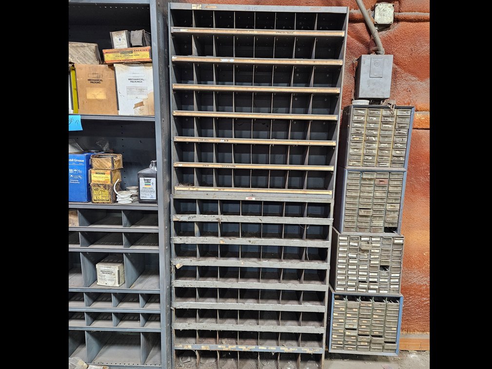 Cubby hole shelving unit