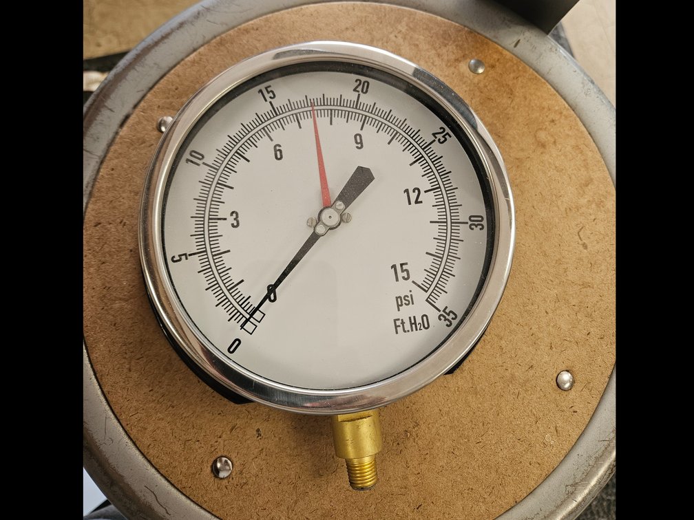 Large pressure gauge