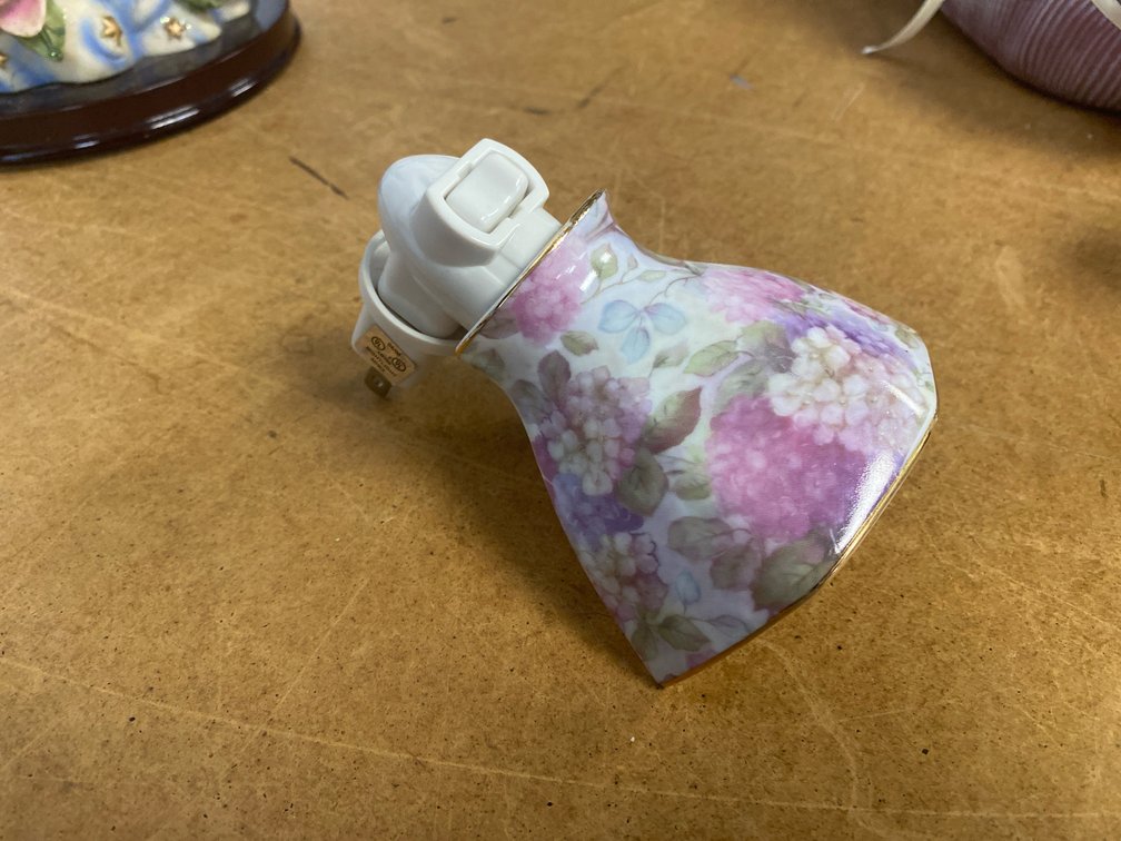 Ceramic Hydrangea Pattern Plug-In Night Light