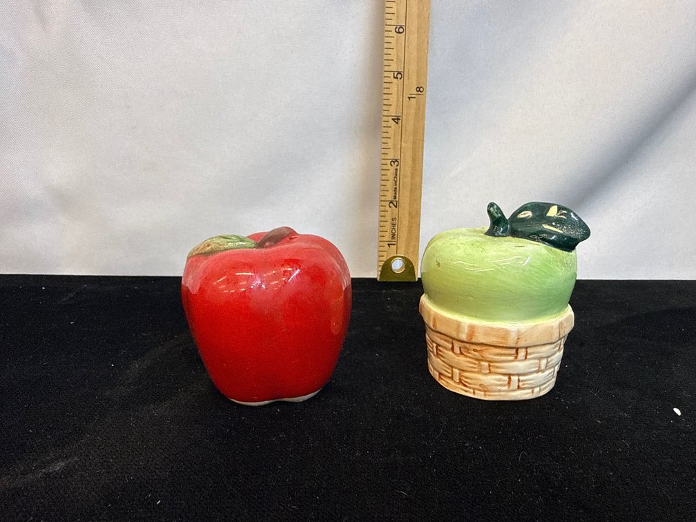 Apple Salt & Pepper Shakers
