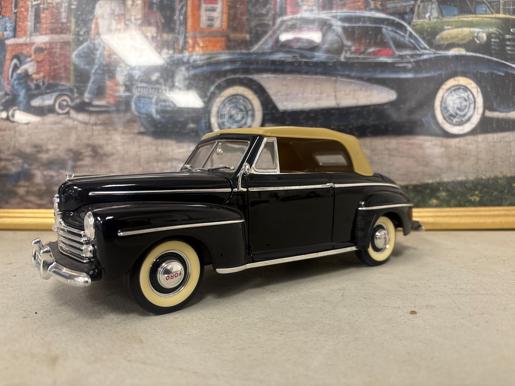 1948 Ford Convertible (1:18)