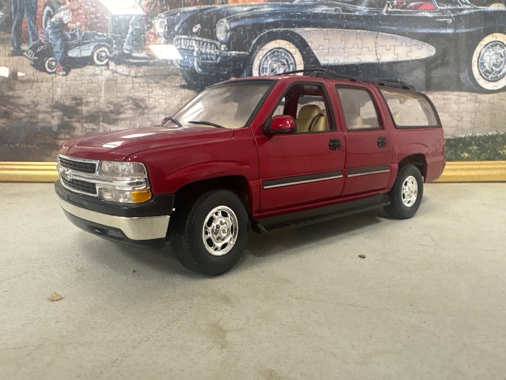 Chevrolet Suburban (1:18)