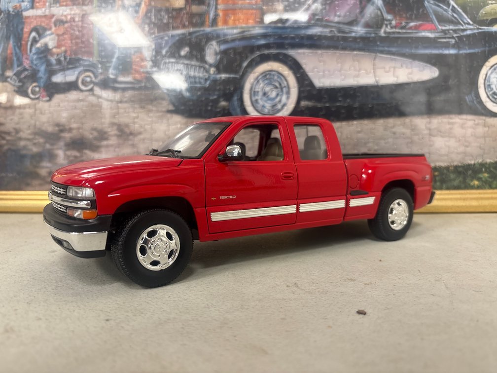 1999 Chevrolet Silverado (1:18)