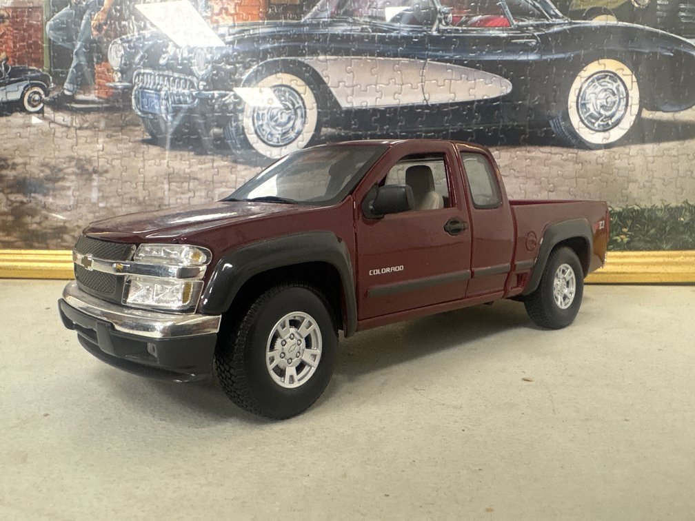 2004 Chevrolet Silverado (1:18)