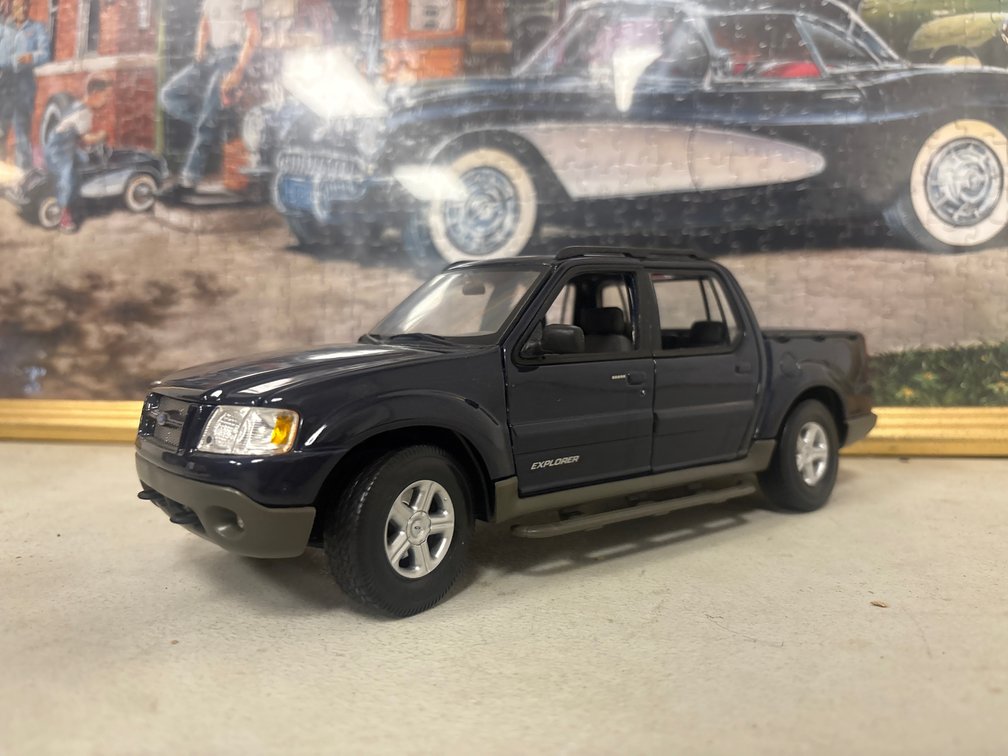 Ford Explorer Sport Trac (1:18)