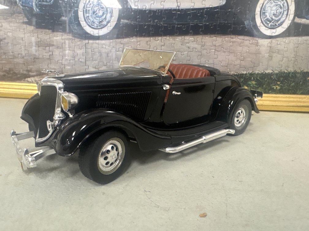 Ford V8 (1:18)