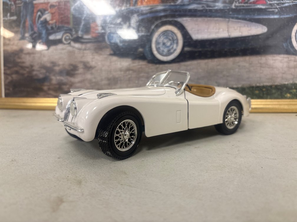 1948 Jaguar XK-120 (1:18)