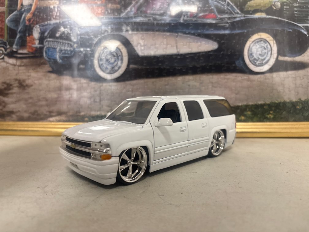 2000 Chevrolet Suburban (1:24)