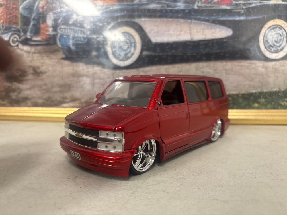 2001 Chevrolet Astro Van (1:24)