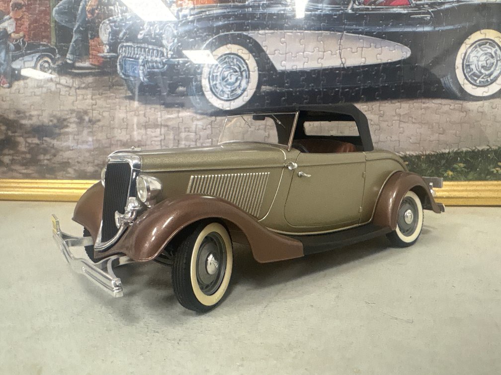 Ford V8 (1:18)