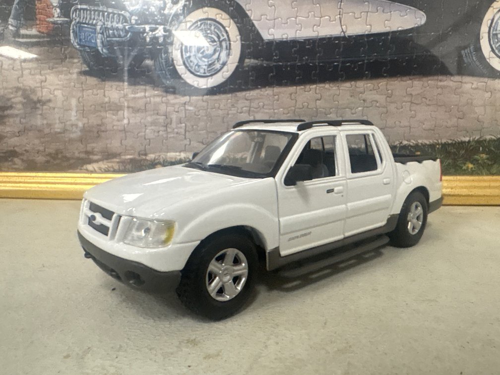 Ford Explorer Sport Trac (1:25)