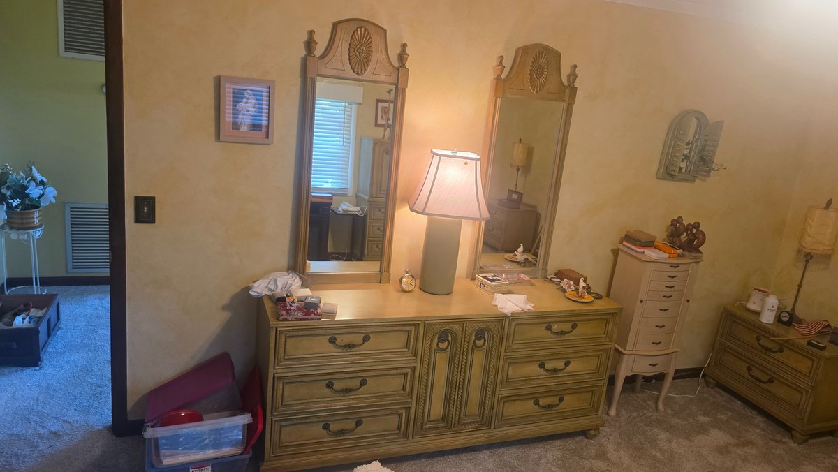 Dresser w/Twin Mirror Set