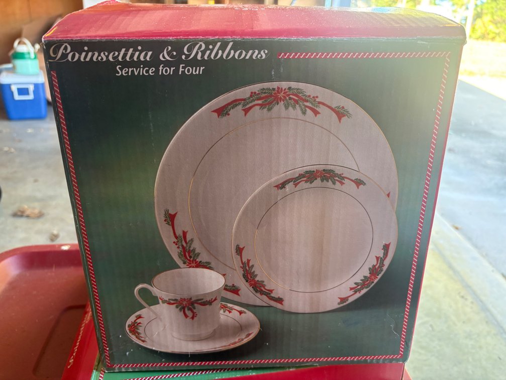 Poinsettia & Ribbons Dinnerware Set