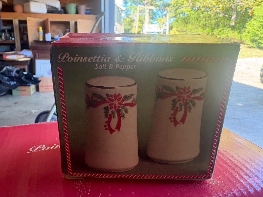 Poinsettia & Ribbons S&P Shakers