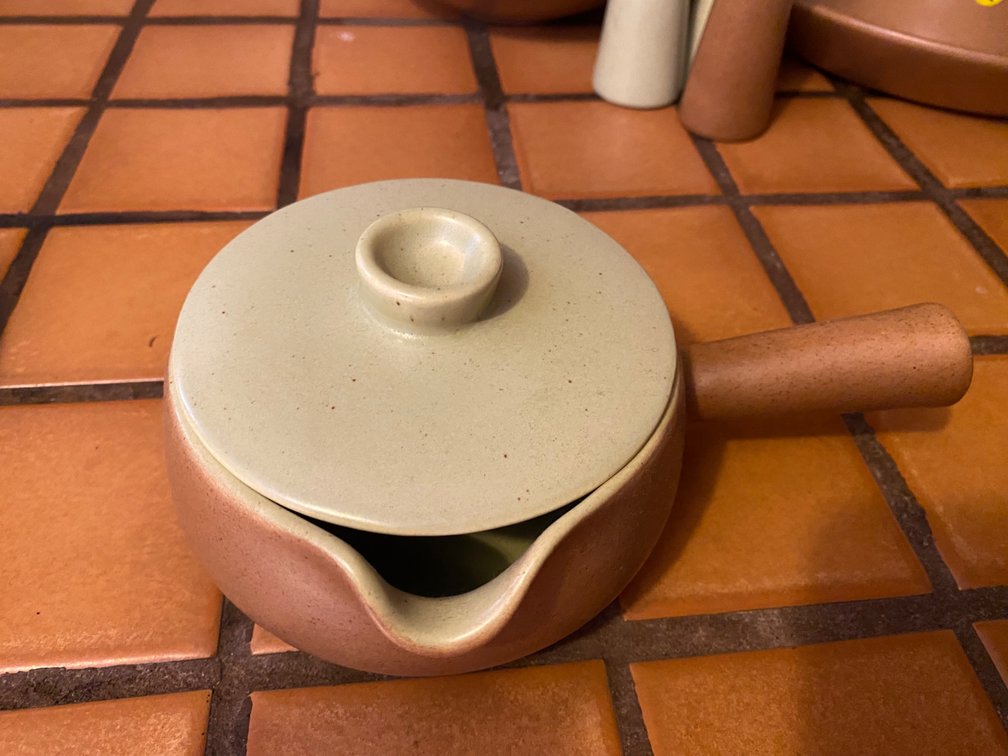 Metlox Poppytrail Pot w/Spout