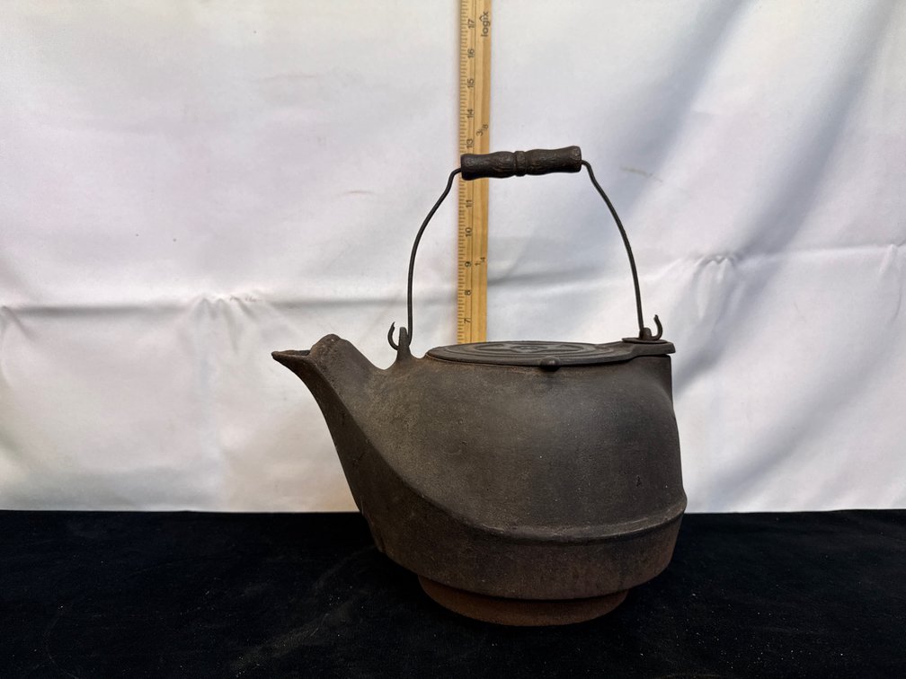 Vintage #8 Gate Belt Cast Iron Kettle