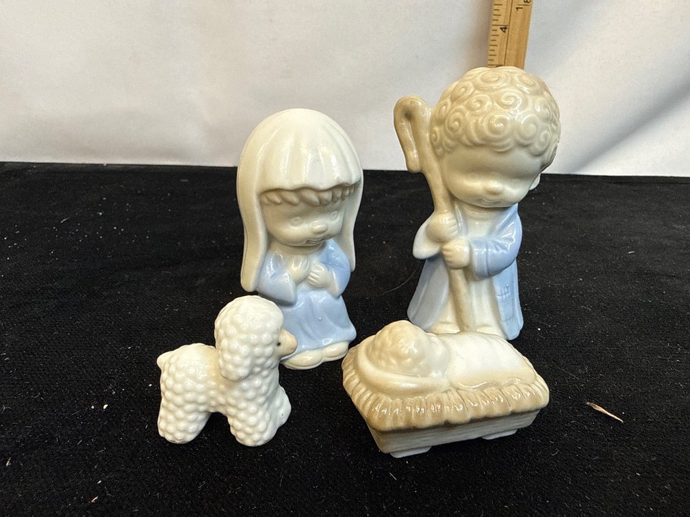 Nativity Holy Family w/Lamb Set