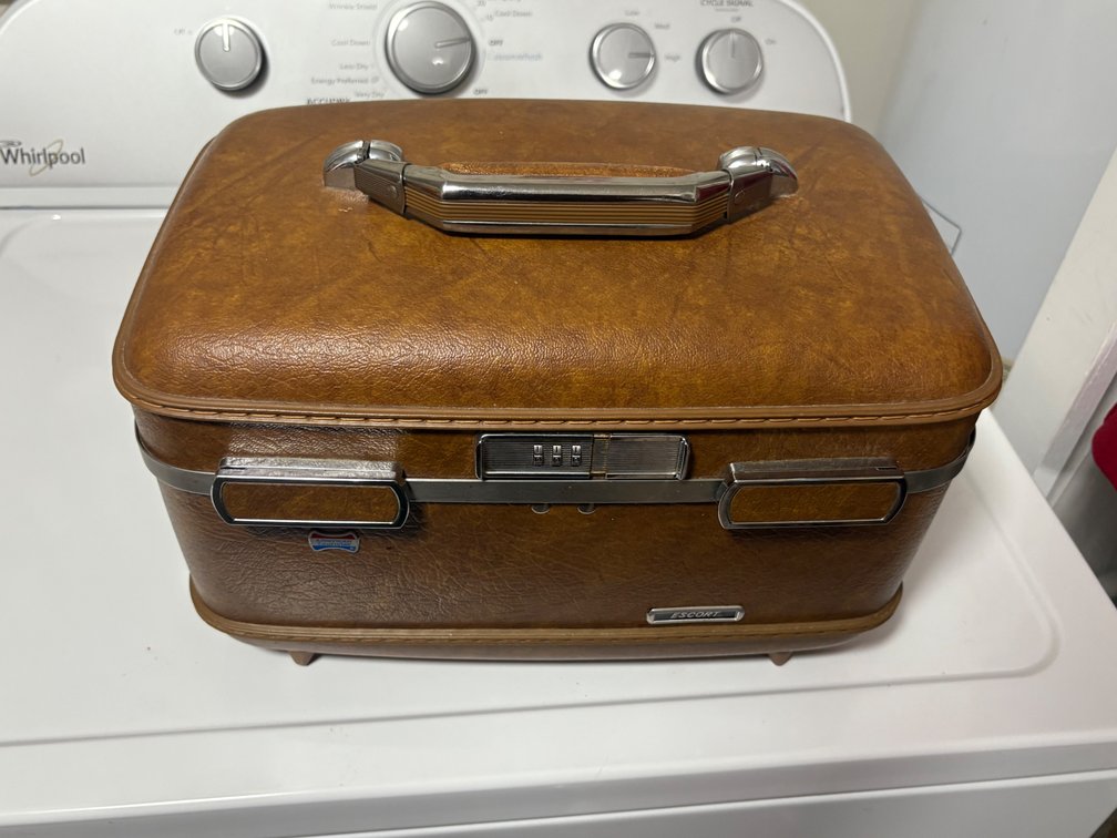 American Tourister Escort  Hardshell Train Case