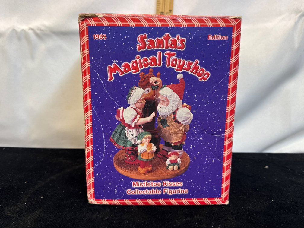 1995 Mistletoe Figurine