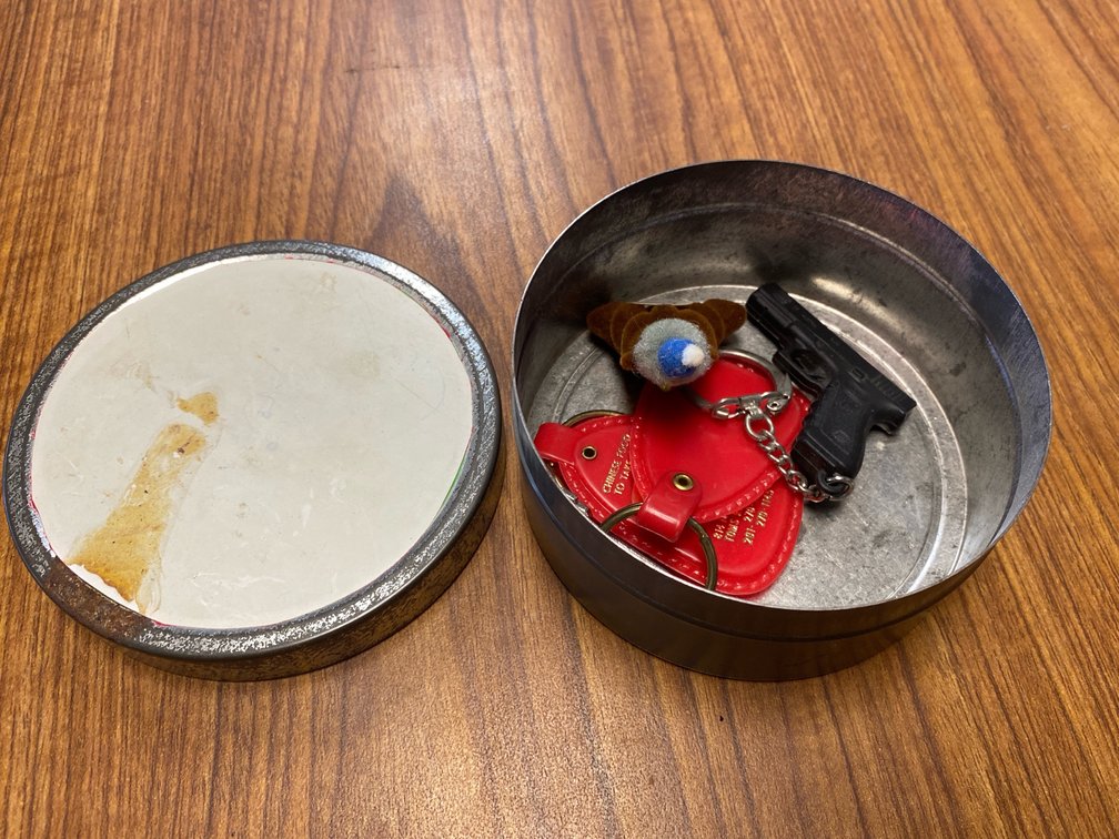 Tin w/Keychains
