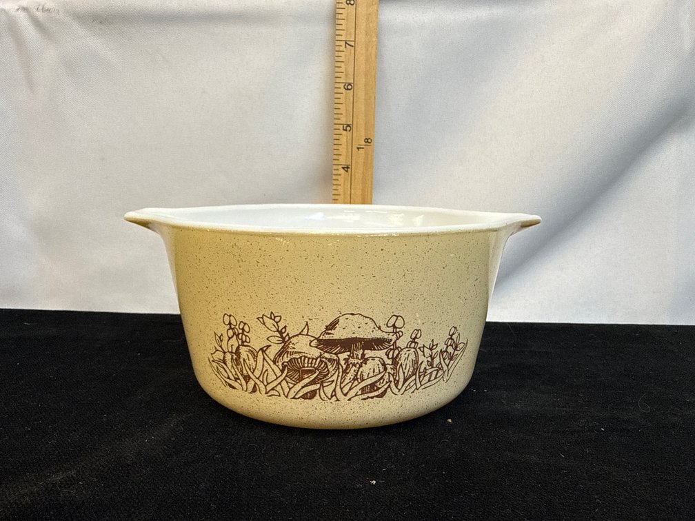 Pyrex Forrest Fancies Dish