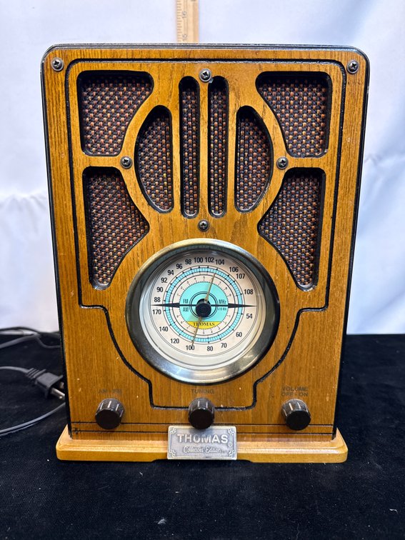 Thomas Museum Series AM/FM Radio w/Cassette Player