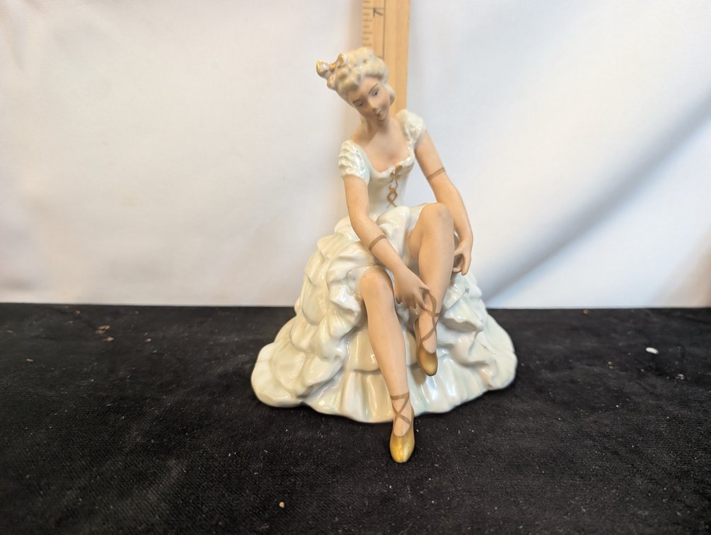 Schaubach Kunst Wallendorf Porcelain Figurine Ballerina Lacing Shoe