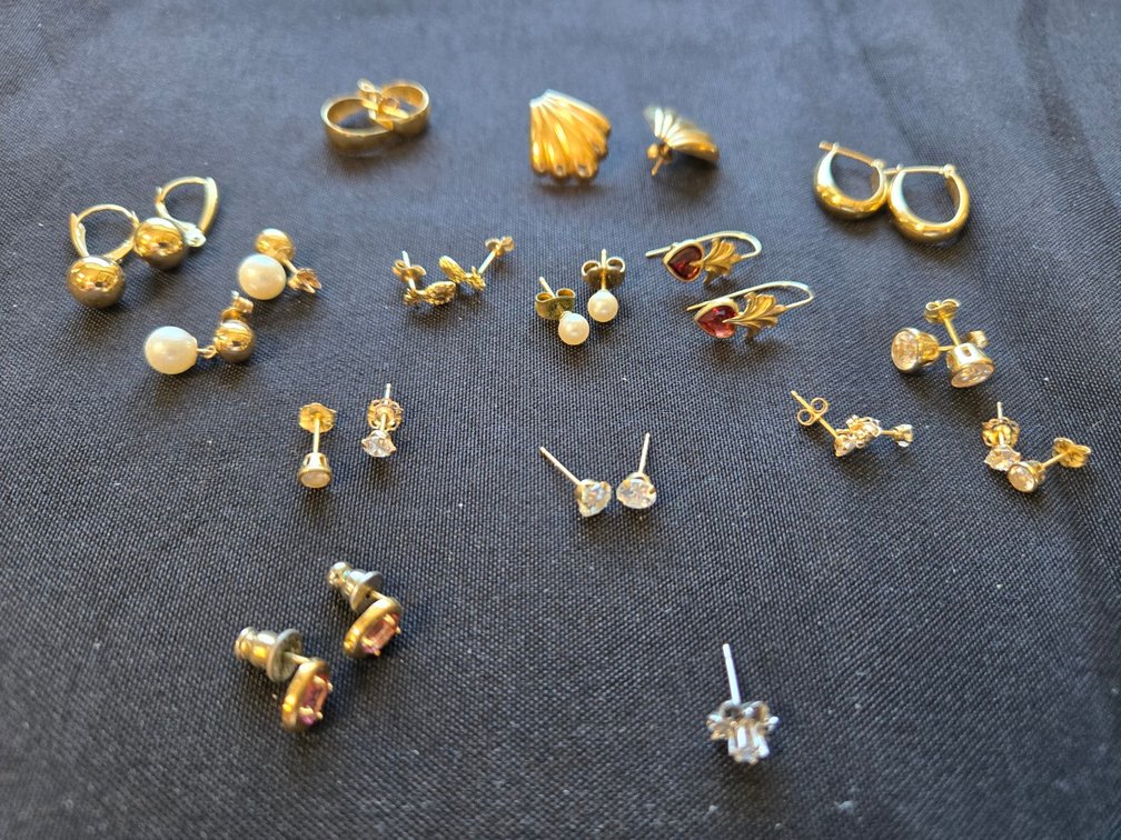 Lot of 14 kt YG Earrings-Gar