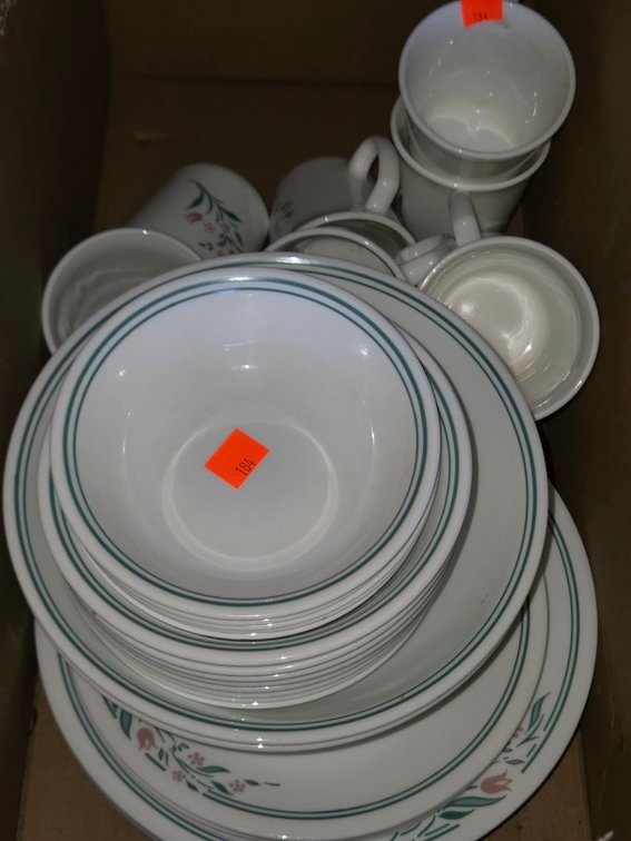 Lot of Corelle Dinner Service-Gar