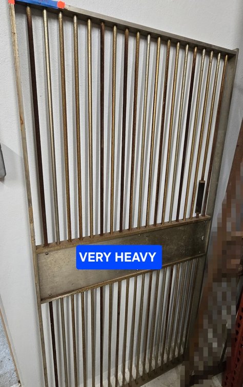 Metal Gate-Light Rm