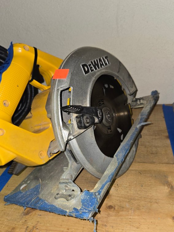 DeWalt Electric 7-1/4" Circular Saw-Tool Rm