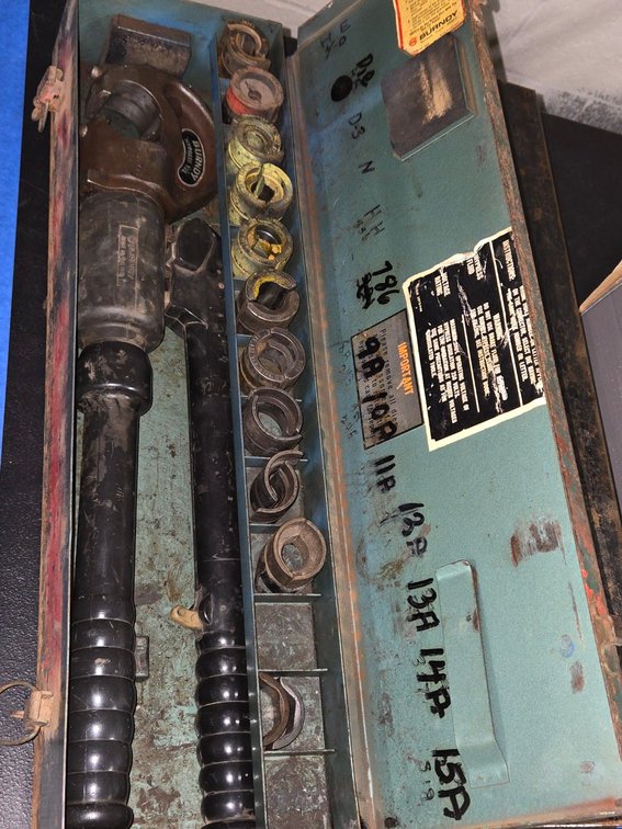 Burndy  Hydraulic Press Hand-Held w/Dies-Well Rm