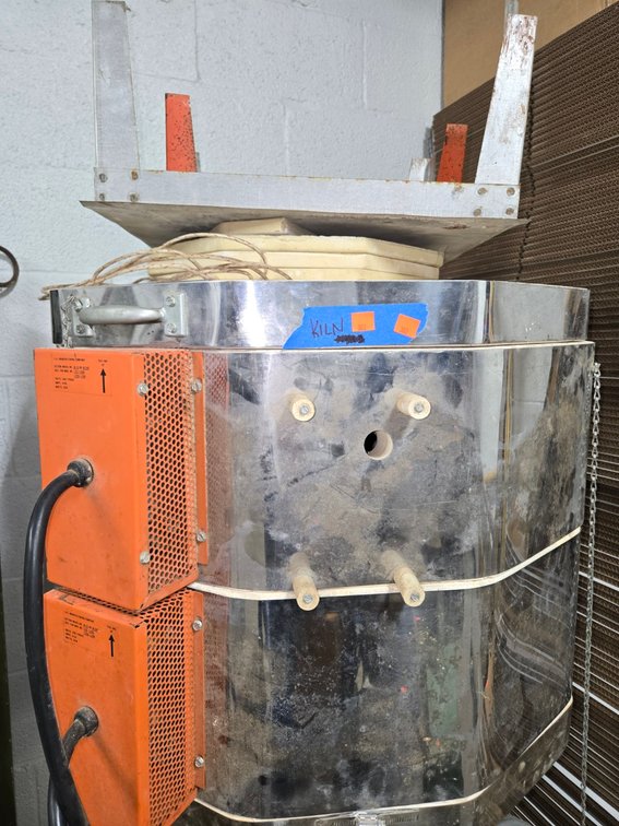 Electric Econo Kiln with Box of Fire Bricks-Well Rm