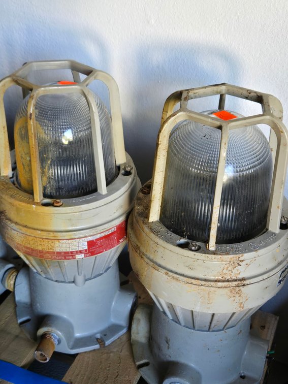 (5) Outdoor Safety Lights Hubbell Killark for Hazardous Locations - Garage