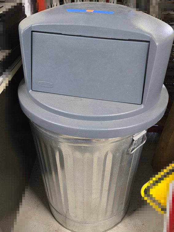 Rubbermaid Comm Trash Can Lid w/ Galv Trash Can - Garage