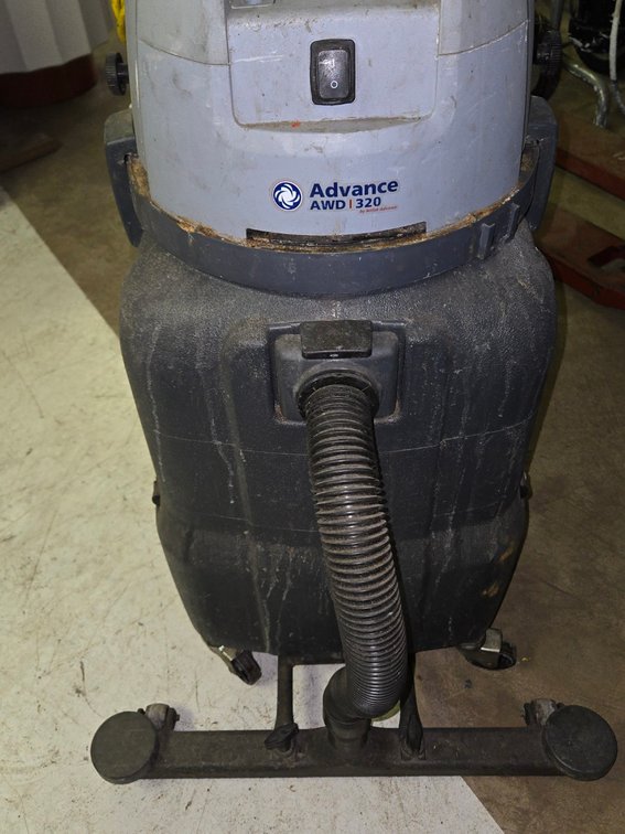 Nilfisk Advance Floor Cleaner/Vac on Cart-Cent Rm