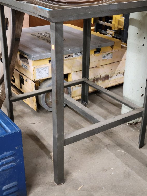 Heavy-Duty Steel Table Bas-Central Room