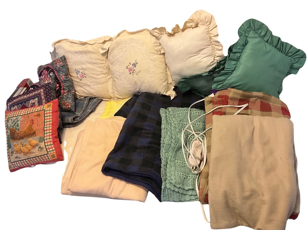 Blankets, Linens & Decorative Pillows