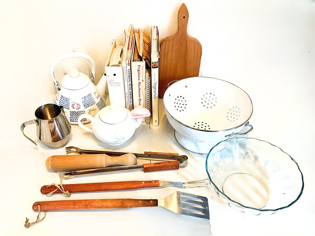 Kitchenware, Cookbooks & Serving Pieces