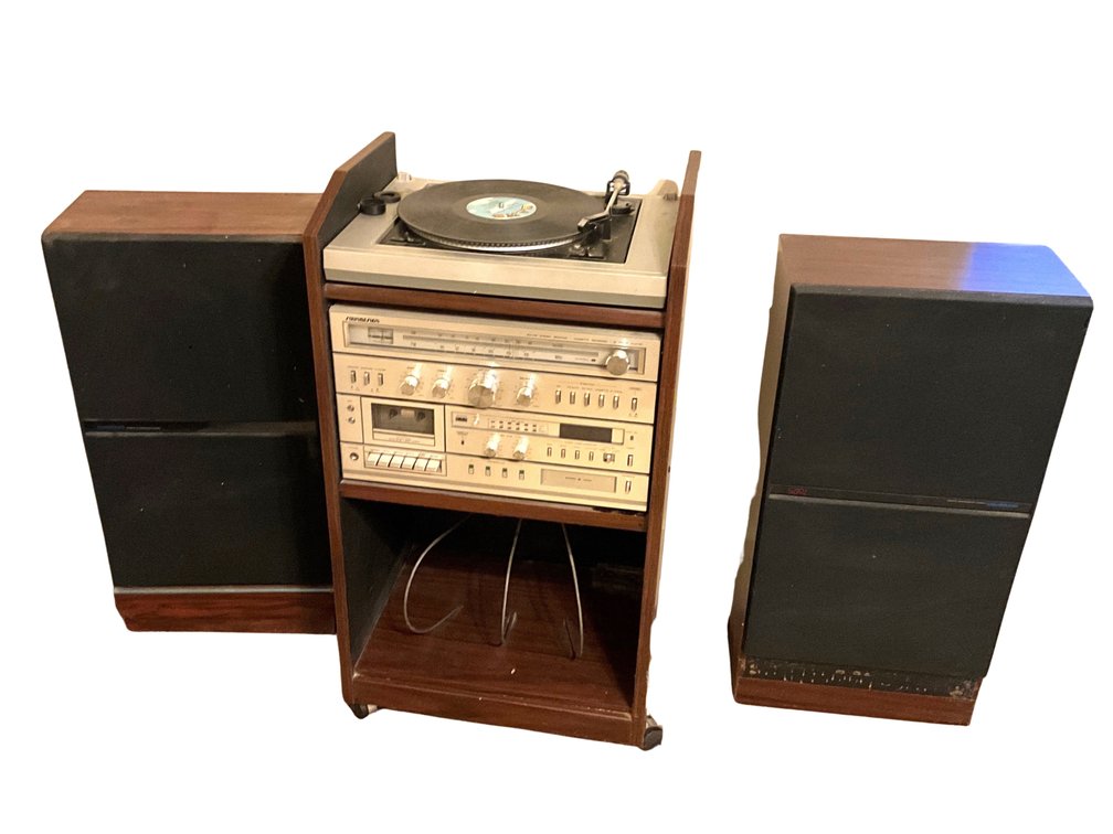 Soundesign Stereo System with Turntable & Speakers