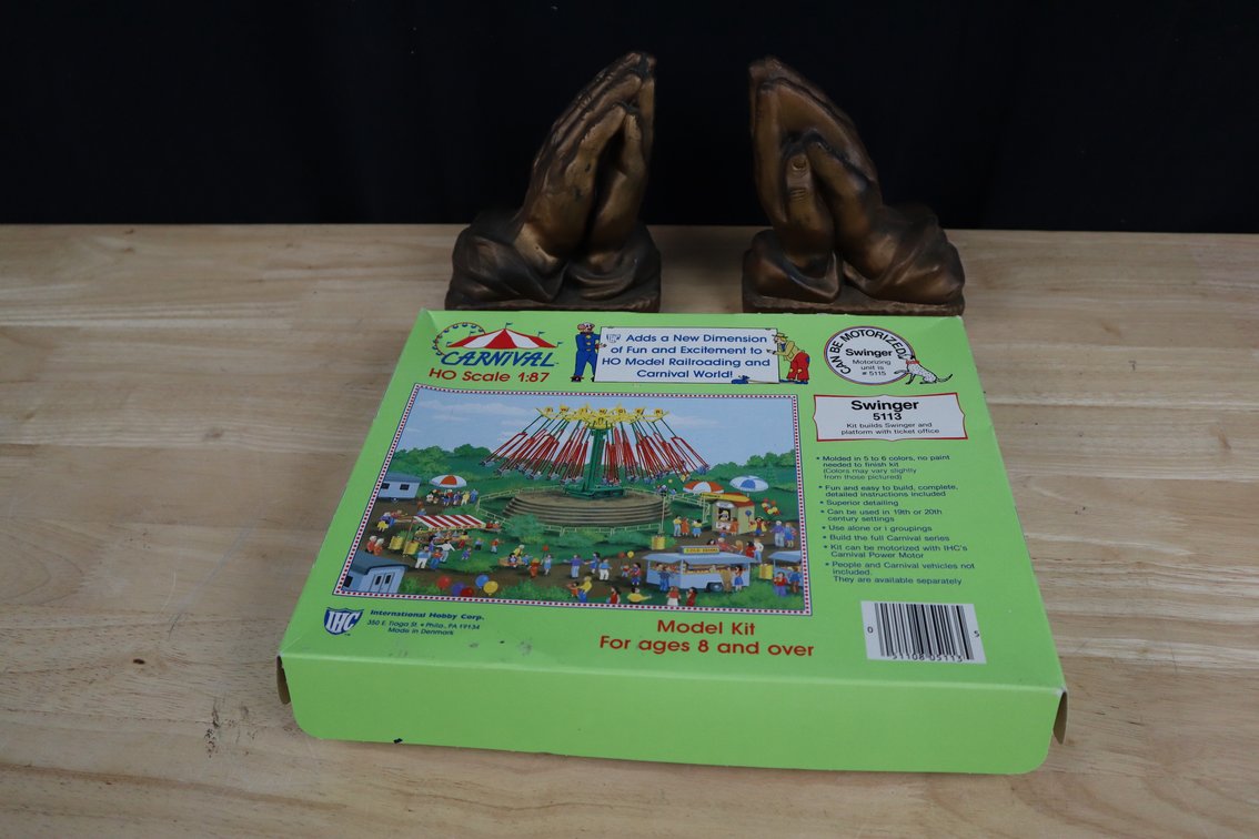 Pair of Plastic Praying Hand Bookends and Carnival HO Scale 1:87 Swinger 5113 Kit, Incomplete