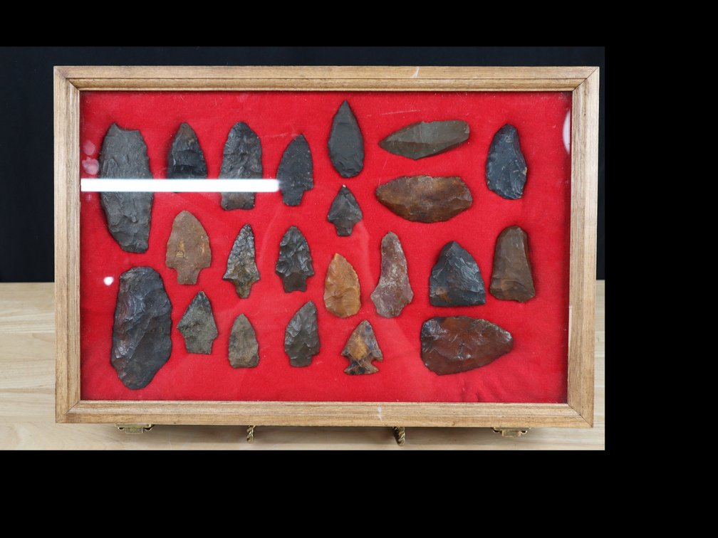 (22) Framed Flint River Indian Arrowheads