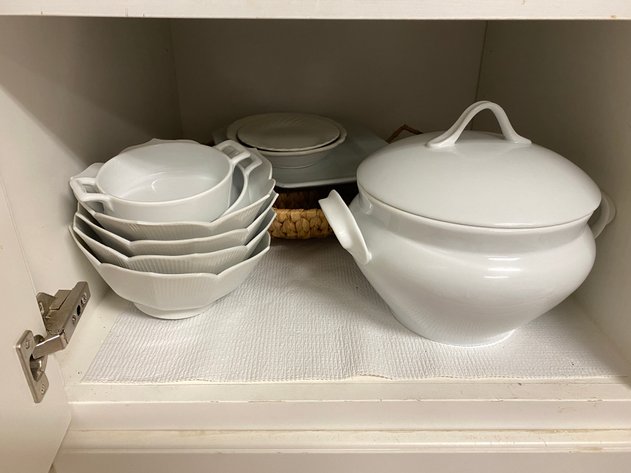 Image for Contents of Kitchen Cabinet Including (4) Shelves
