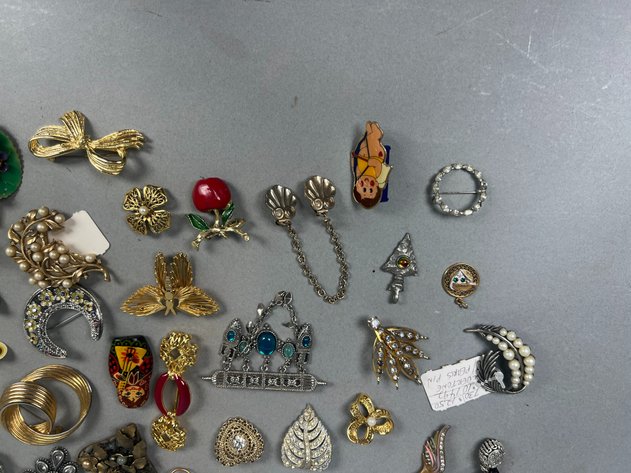 Image for Collection of Vintage Costume Jewelry Brooches & Pins Including Rhinestone, Enamel, Floral & Figural Designs