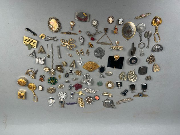 Image for Collection of Vintage Costune Jewlery Pins, Brooches, Tie Clips, Pendants & Miscellaneous Accessories