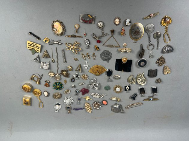 Image for Collection of Vintage Costune Jewlery Pins, Brooches, Tie Clips, Pendants & Miscellaneous Accessories