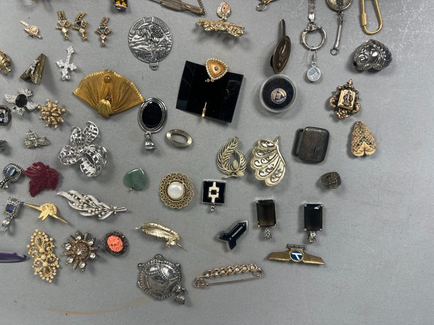 Image for Collection of Vintage Costune Jewlery Pins, Brooches, Tie Clips, Pendants & Miscellaneous Accessories