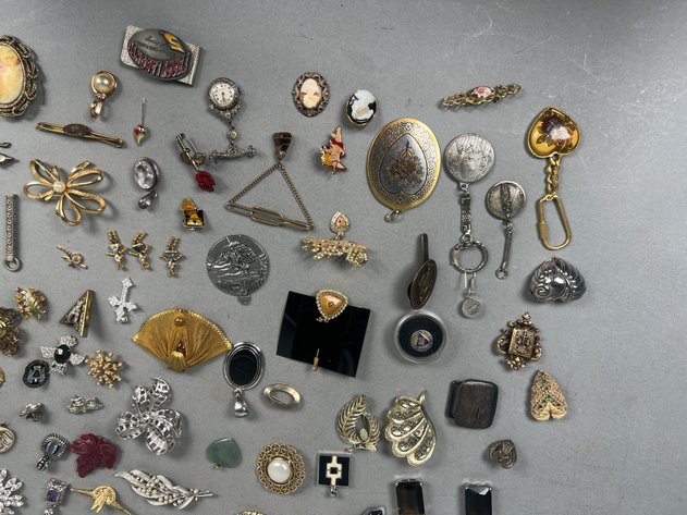 Image for Collection of Vintage Costune Jewlery Pins, Brooches, Tie Clips, Pendants & Miscellaneous Accessories