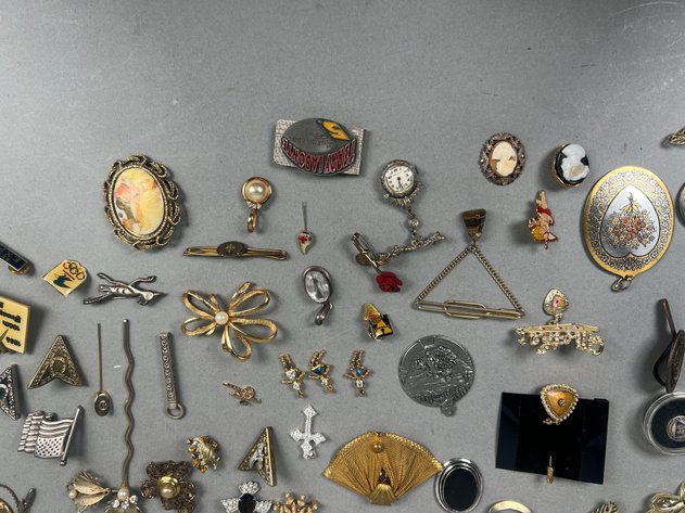 Image for Collection of Vintage Costune Jewlery Pins, Brooches, Tie Clips, Pendants & Miscellaneous Accessories